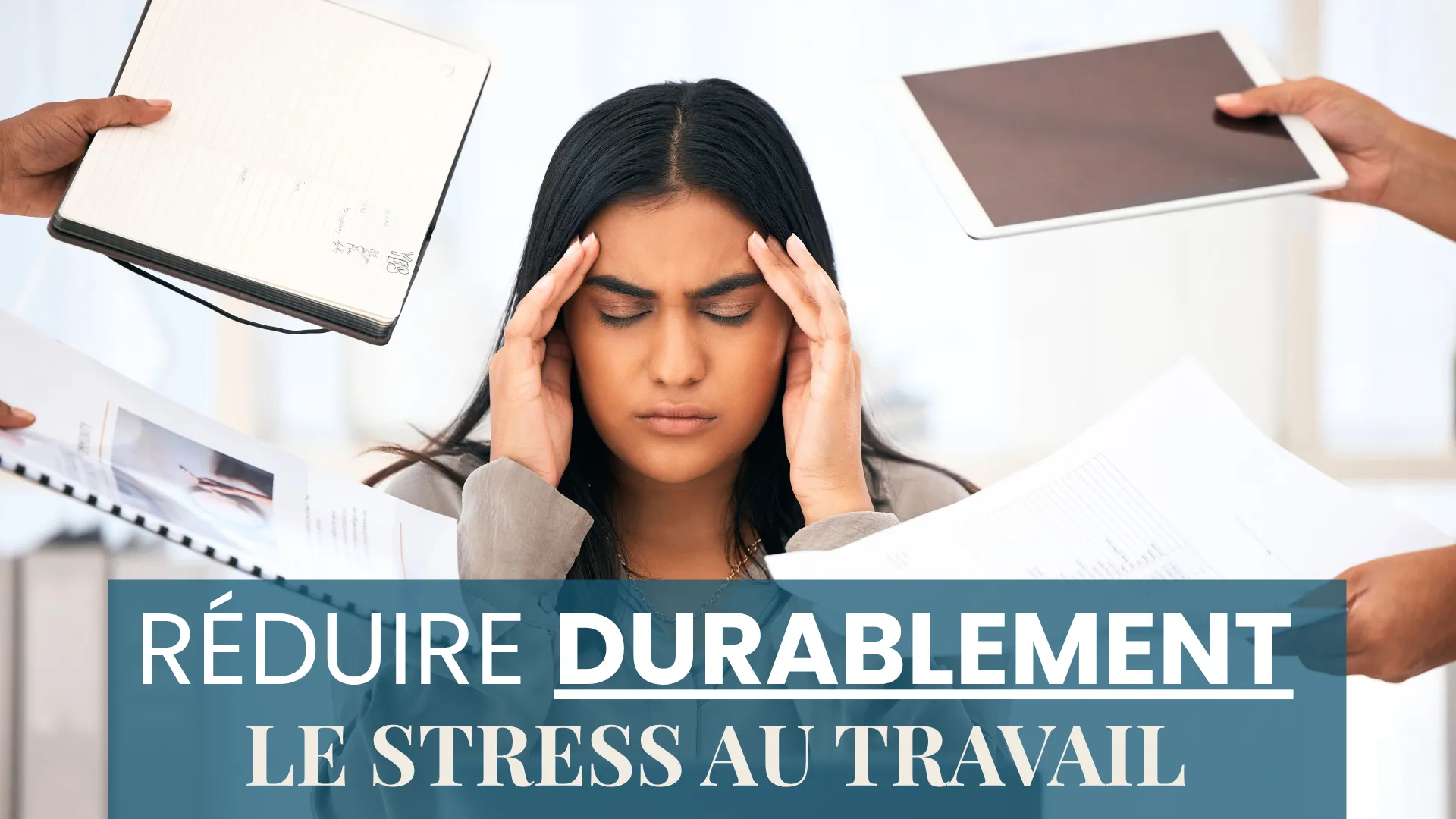 Personne stressée au bureau dans un open space, besoin de gestion du stress au travail — MBSR en entreprise à Paris